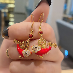 Orecchini pendenti a forma di moneta con smalto rosso a forma di pesce Koi per donna, accessori vintage per tutti i giorni - Product Image 1