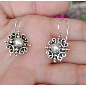 Pendientes Colgantes de Perlas de Agua Dulce Plateadas Hechos a Mano con Diseño Floral, Joyería de Perlas, Regalo Nupcial para Ella - Product Image 5