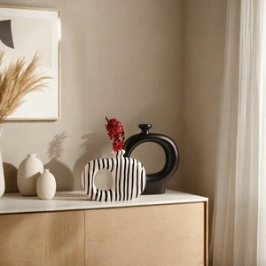 Vase en céramique à rayures zébrées Vase à fleurs décoratif à rayures noires et blanches pour la décoration de bureau et l'esthétique de la chambre - Product Image 6