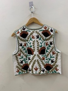 Gilet en coton brodé Prairie Chic à motif floral, col en V, point ouvert, pour femme adulte, collection printemps - Product Image 2