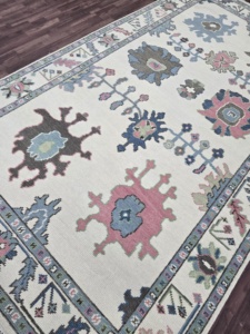 Tapis multicolore en laine fine fait à la main turc noué à la main avec motif Oushak pour le salon ou la salle à manger de n'importe quelle pièce - Product Image 2