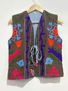 Chalecos Suzani bordados a mano hechos a medida ideales para tiendas de accesorios de moda para la reventa se pueden hacer en su diseño - Product Image 3
