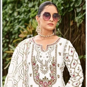 Une touche de royauté: superbe ensemble en organza Shalwar Kameez avec travail Khatli, broderie lourde, fond Santoon & Dupatta - Product Image 1