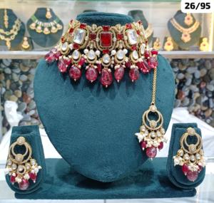 Conjunto de pendientes de collar de perlas de Gargantilla Kundan de tono dorado tradicional y de moda de lujo indio con Mangtikka para mujeres y niñas - Product Image 4