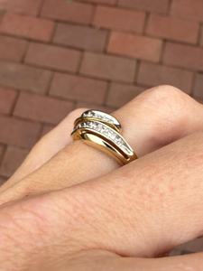 แหวนเพชรทรงกลมเจียระไนแบบบริลเลียนท์ วงกว้าง ทองคำ 10k สีเหลือง ดีไซน์หรูหรา งานฝีมือชั้นดี สำหรับงานแต่งงาน ขายดี ปี 2026 รับผลิตแบบ OEM - Product Image 4