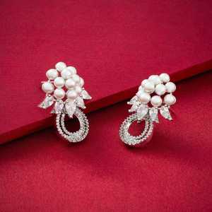 Boucles d'oreilles pendantes et clous vintage en zircon 188775, en laiton plaqué or et alliage de zinc, motif floral incrusté de diamants, pour mariages et soirées - Product Image 5