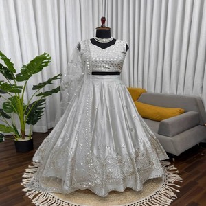 ชุดเลเฮนกาโชลีผ้าซาตินญี่ปุ่น VASTRA COTTAGE พร้อมงานปักด้วยด้ายและเลื่อม  ชุดเลเฮนกาเย็บสำเร็จพร้อมผ้าคลุมไหล่เน็ต สำหรับงานปาร์ตี้ - Product Image 5