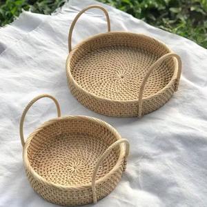 Cadeau de Noël Plateau en rotin naturel tissé avec décoration de coquillages Plateau de service rond Artisanat Vaisselle et décoration de la maison - Product Image 1