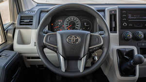 Sedán 2023 Automático con Tracción en las Cuatro Ruedas, Asientos de Cuero, Interior Oscuro, Volante a la Izquierda, Techo Panorámico, Aluminio, 4.5L, 400 CV - Product Image 5