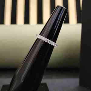 แหวนสแตนเลสสตีลทันสมัยและเงินแท้ 925 ประดับเพชร IGI Certified แบบครึ่งวง ดีไซน์หรูหราสำหรับใช้ในชีวิตประจำวัน เหมาะสำหรับทั้งชายและหญิง - Product Image 1