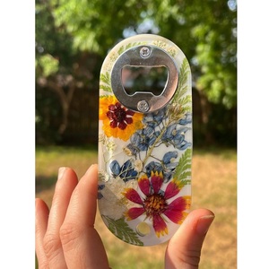 Abrebotellas de resina duradera con aspecto único hecho a mano, perfecto para regalar en cumpleaños, bodas y eventos familiares especiales - Product Image 1