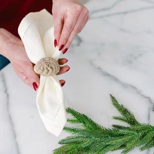 Anneau de serviette en jute en forme de fleur chic pour la mise en place de tables à manger contemporaines, la cuisine et l'affichage lors de fêtes ou d'événements, en provenance d'Inde - Product Image 3