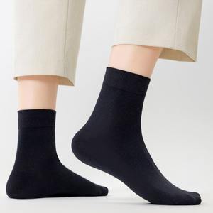 Chaussettes de cheville d'automne pour hommes d'affaires en coton respirant en noir blanc gris avec logo sur le bas - Product Image 4