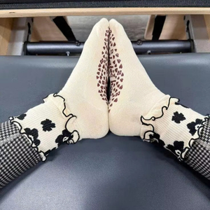 Chaussettes de sport antidérapantes en coton extensible respirant confortables pour le yoga, le pilates, la remise en forme, tendance, pour l'entraînement en salle - Product Image 3