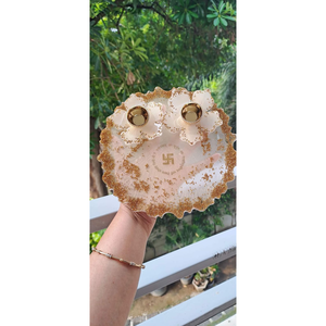 Plato de Resina para Puja de Ganesh con Dos Diyas, Elegante Plato Espiritual para Decoración de Diwali, Navratri y Celebraciones Auspiciosas - Product Image 1