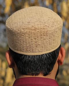 Topi de prière durable et élégant pour les hommes avec détails cousus conçus pour les prières islamiques et les fonctions culturelles - Product Image 3