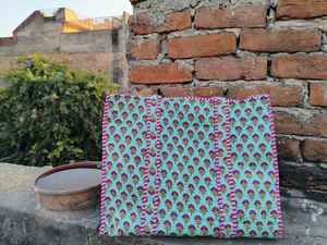 Sac fourre-tout matelassé en coton 100% imprimé à la main en Inde, écologique et durable pour les courses quotidiennes, la plage et les voyages - Product Image 6