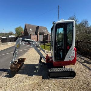 Miniexcavadora Takeuchi con caja de cambios de alto torque para entornos difíciles - Product Image 3