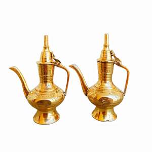 Surahi en laiton d'aspect royal pour la table centrale - Product Image 1