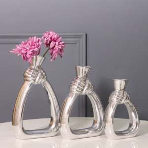 Vase à fleurs vintage classique, vase à fleurs en aluminium, lot de 3 pour la décoration de table, disponible en aluminium et en laiton - Product Image 1