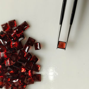 พลอยโกเมนสีแดงธรรมชาติ 4.5 มม. ทรงสี่เหลี่ยมเจียระไนแบบสเต็ปคัต คุณภาพดีที่สุด สำหรับทำเครื่องประดับ - Product Image 1