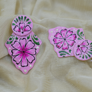 Dernière mode peinture à la main design occidental finition mate dorée meenakari fête cerceau en laiton boucle d'oreille pour filles et femmes - Product Image 3