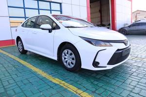 Toyota Corolla blanche 2021 d'occasion, berline 5 places, automatique, essence, idéale pour les trajets urbains - Product Image 5