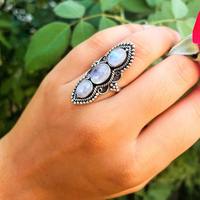 Anillo de Boda de Lujo en Plata de Ley con Piedra Natural Triple de Piedra Lunar, Engaste de Bisel, Diseño Largo y Elegante, Piedra de Nacimiento de Junio para Mujer