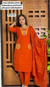 Costume traditionnel de bureau pour femmes de style indien en coton ethnique avec un design d'impression époustouflant Ensemble Kurti pour mariage, fête festive - Product Image 2