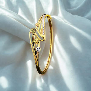 Brazalete moderno y artístico de oro para mujer con un diseño único de calado y detalles de dos tonos, elegante brazalete de diseñador de Kinnova Jewels. - Product Image 3