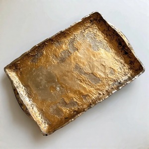 Plateau de service de luxe ZenithShine avec surface en aluminium et bois poli, bordure gravée et design minimaliste moderne - Product Image 1