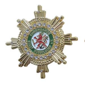 Insignia de Metal Fundido en 3D Personalizada para Carnaval, con Esmalte Suave, Gemas, Troquelado e Impresión - Product Image 1