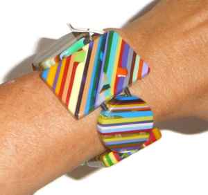 Bracelet de bijoux de mode en résine de couleur fabriquée à la main de qualité supérieure pour femmes d'Inde. - Product Image 5