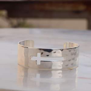 Bracelet ouvert élégant de haute qualité pour femmes, en laiton plaqué argent, bijoux gravés personnalisés, cadeau à prix avantageux - Product Image 4