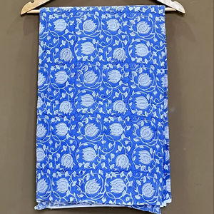 ผ้าฝ้ายพิมพ์ลายด้วยมือแบบอินดิโก้: ลายดอกไม้และเถาวัลย์แบบมุกฮาล ขายเป็นหลา - Product Image 1