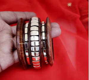 Ensemble de bracelets en bois et en laiton faits à la main Style bohème traditionnel Bijoux de mode en matériaux mixtes pour femmes - Product Image 2