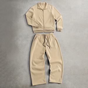 Ensemble de survêtement décontracté deux pièces pour homme, beige crème, avec veste à col zippée intégrale épaisse et pantalon de survêtement large à cordon de serrage - Product Image 1