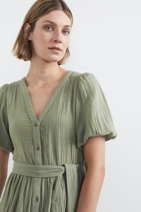 Robe midi en coton froissé de qualité supérieure, encolure en V, manches bouffantes, ourlet à volants surdimensionné, ceinture assortie et poches latérales - Product Image 4