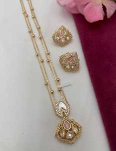 Ensembles de pendentifs de créateur anti-ternissement avec boucles d'oreilles pour filles et femmes finition de haute qualité, idéaux pour les vêtements quotidiens et de bureau - Product Image 3
