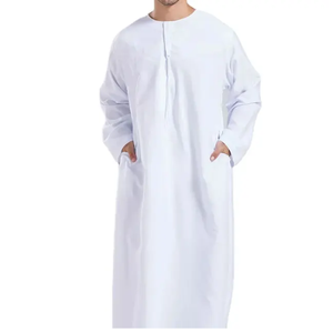 Vente en gros OEM ODM de thobes islamiques personnalisés de qualité supérieure pour hommes décolleté brodé traditionnel le plus vendu Options de taille supérieure - Product Image 1