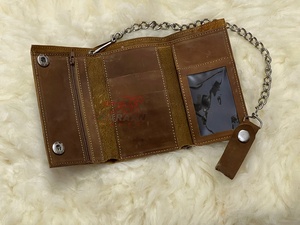 กระเป๋าสตางค์สีน้ำตาลอ่อนพร้อมห่วงโซ่ลายนูนสำหรับผู้ชายกระเป๋าสตางค์แบบบางความจุขนาดใหญ่พร้อมที่ใส่บัตรแบบสั่งทำลายกะโหลก - Product Image 2