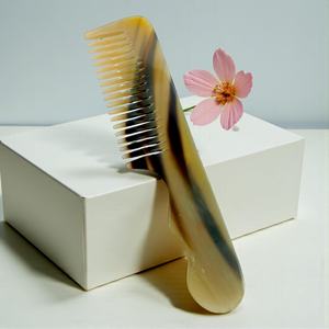 Peine de Cuerno para el Cuidado del Cabello, Hecho a Mano y Grabado a Mano, para el Cuidado Diario y un Cabello Suave - Product Image 1
