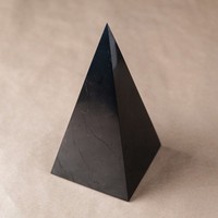 Pyramide haute en shungite polie de 3,1 pouces (80 mm)