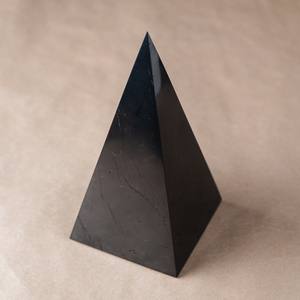 Pirámide alta de shungita pulida de 3.1 pulgadas (80 mm) - Product Image 2