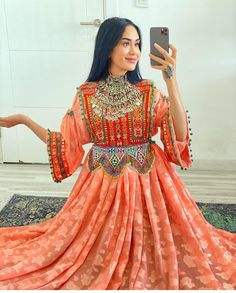 Vestidos Kuchi elegantes hechos a medida Afghani Pashtun Ropa de seda para niñas Precios al por mayor para adultos-Alemania - Product Image 3