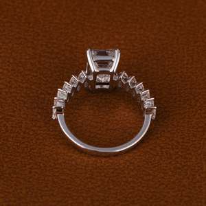 Anillo de Diamante Moissanita de Plata 925 con Certificación IGI, Corte Esmeralda de 3.0 CT, Marquise con Engaste Pavé, Clásico de Compromiso para Mujer - Product Image 3