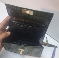 Sac à bandoulière mini en cuir véritable de luxe Anwar Enterprises avec chaînes, boutons et rivets – Vente en gros
