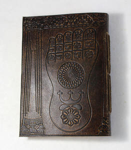 Journal en cuir de chèvre relié à la main, en papier Lokta, avec un 'pied symbolique' de Bouddha gravé sur la couverture - Product Image 5