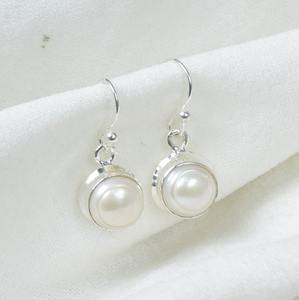 ต่างหูห้อยแฟชั่นทำมือสำหรับผู้หญิง เครื่องประดับเงินแท้ประดับมุกและพลอยคาโบชอง เงินสเตอร์ลิงแท้ 925 สำหรับงานแต่งงาน พร้อมตราประทับ - Product Image 4