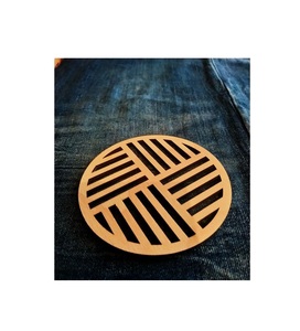 Posavasos clásico de madera con bordes lisos, perfecto para uso diario en la oficina en casa y en restaurantes en diferentes superficies - Product Image 1